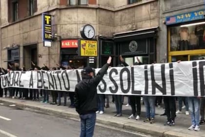 Los ultra de Lazio con la pancarta a favor de Mussolini