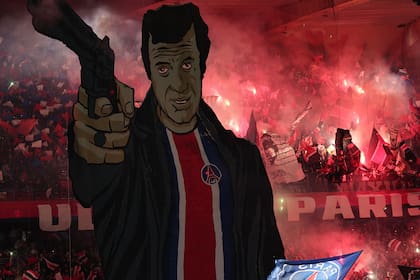 Los 'Ultras' del París Saint-Germain apelaron a un Jean Paul Belmondo "a los tiros" en una tribuna antes de la goleada al Milan