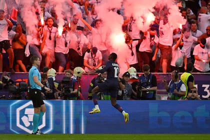 Los ultras durante el festejo de Ousmane Dembélé