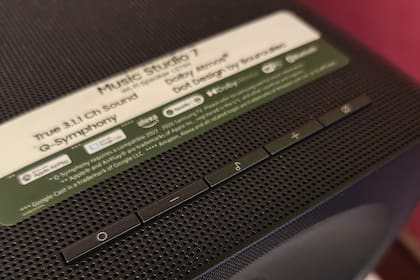 Los únicos controles del Music Studio 7: el volumen, para anular el micrófono, cambiar la fuente de sonido y apagar el equipo