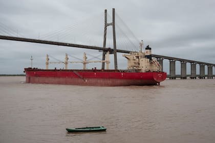 Los únicos que navegan por el canal de la hidrovía son los barcos que arriban a los puertos a cargar soja