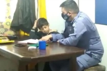 Los uniformados decidieron ayudar a la madre y al niño