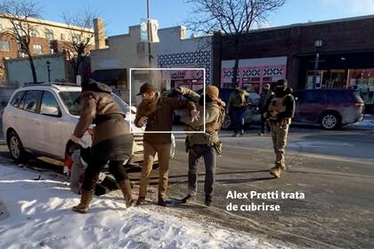 Los uniformados del DHS lo van a buscar a Pretti; uno le arroja gas pimienta