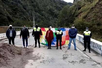 Los uniformados que llegaron hasta el lugar para desalojar el corte
