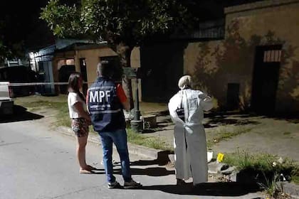 Los uniformados trabajan en el lugar donde ocurrió el disparo