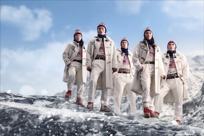 Los uniformes de Ralph Lauren que vestirán los atletas de EE.UU para la Ceremonia de Apertura incluyen un abrigo de lana blanco invernal llamativo con botones de madera
