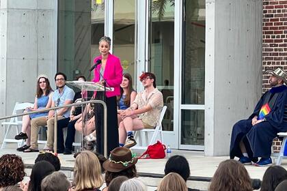 Los universitarios realizaron un evento alternativo a la ceremonia oficial, donde portaron trajes extravagantes y coloridos