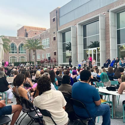 Los universitarios se reunieron en las inmediaciones de un museo de Sarasota para llevar a cabo su graduación alternativa