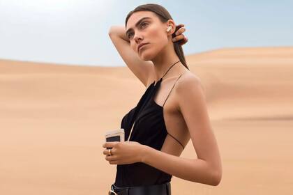 Los Urbanista Phoenix son unos auriculares inalámbricos TWS que tienen un panel solar en el estuche de carga