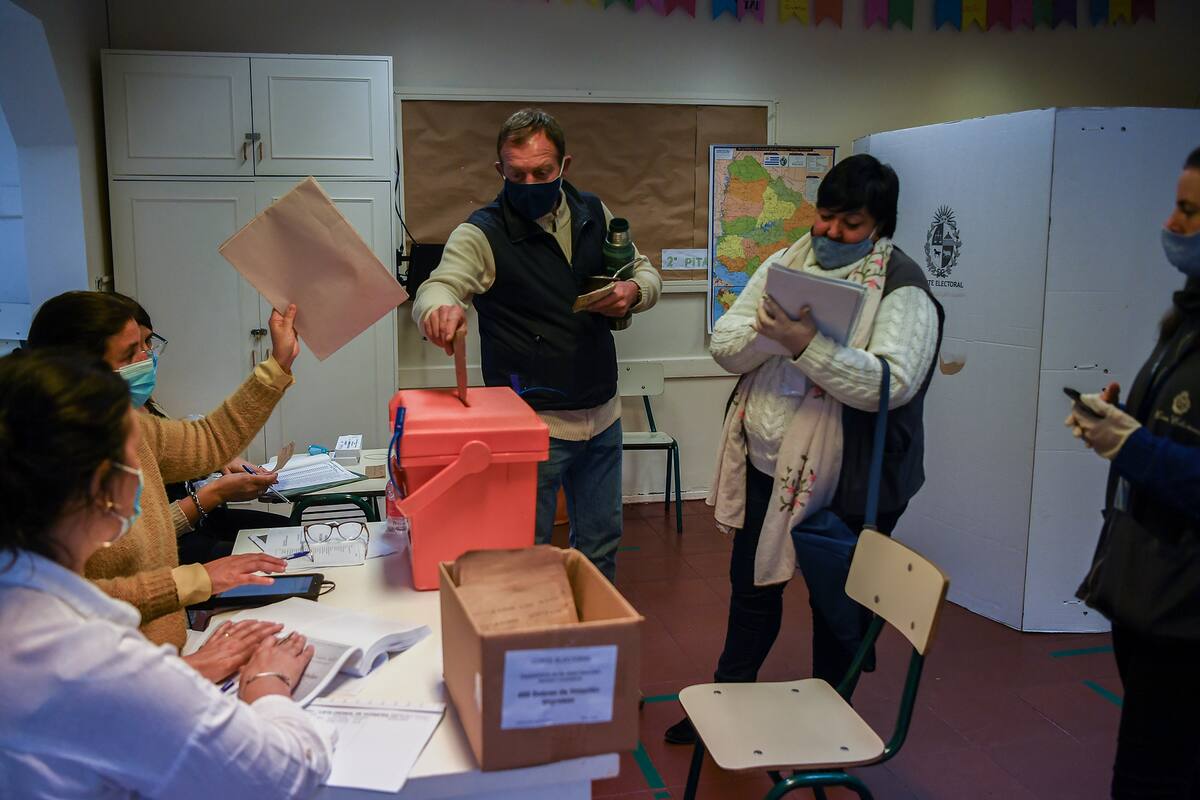 Los uruguayos acuden a las urnas para elegir a todos los gobiernos departamentales y sus municipios en medio de la pandemia de coronavirus