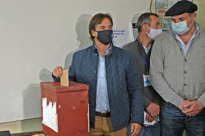 Lacalle Pou, ayer, durante la votación