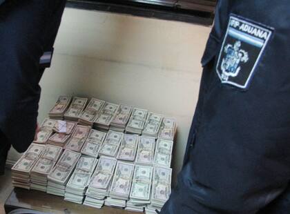 Los US$ 790.550 encontrados en la valija de Antonini, en el momento en el que son revisados por personal de la Aduana y de seguridad