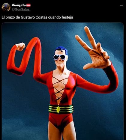 Los usuarios de las redes ironizaron con la forma del brazo de Gustavo Costas