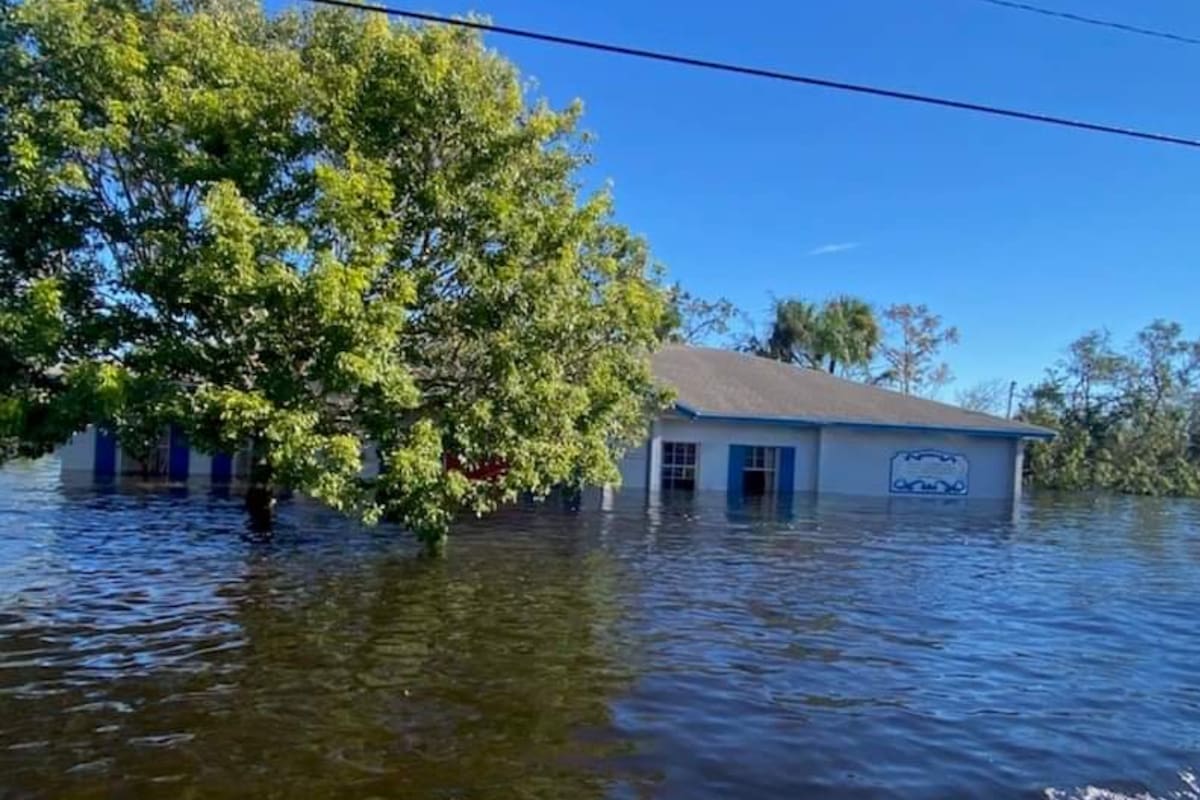 Los usuarios de Twitter compartieron varias imágenes desde la devastación que dejó el paso de Ian en el condado de DeSoto, Florida