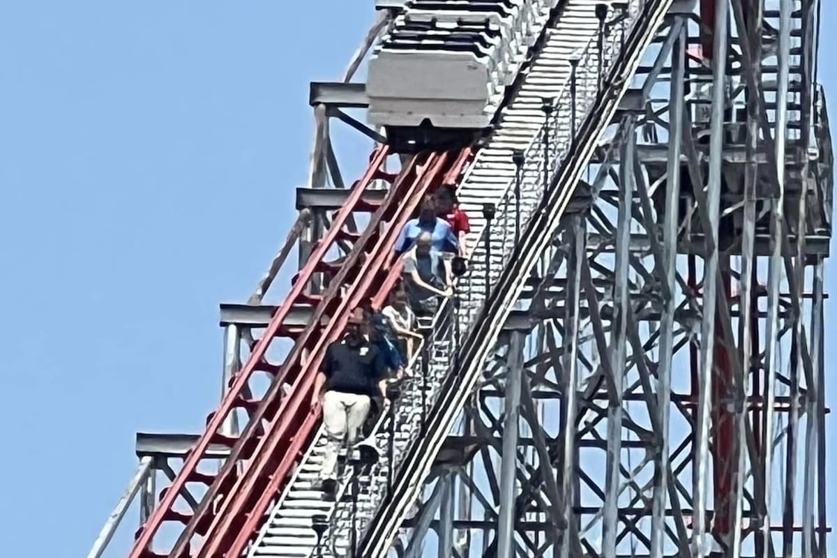 Los usuarios de una popular montaña rusa bajaron caminando por una falla en la atracción