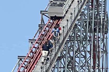 Los usuarios de una popular montaña rusa bajaron caminando por una falla en la atracción