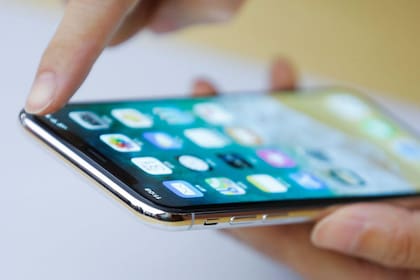 Los usuarios del iPhone X, el teléfono más costoso de Apple, reportaron un mal funcionamiento de la pantalla, en un incidente técnico conocido como ghost touch