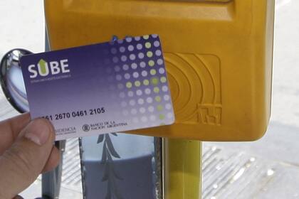 Los usuarios del transporte público deben registrar su tarjeta SUBE para pagar una tarifa más baja de colectivo y tren