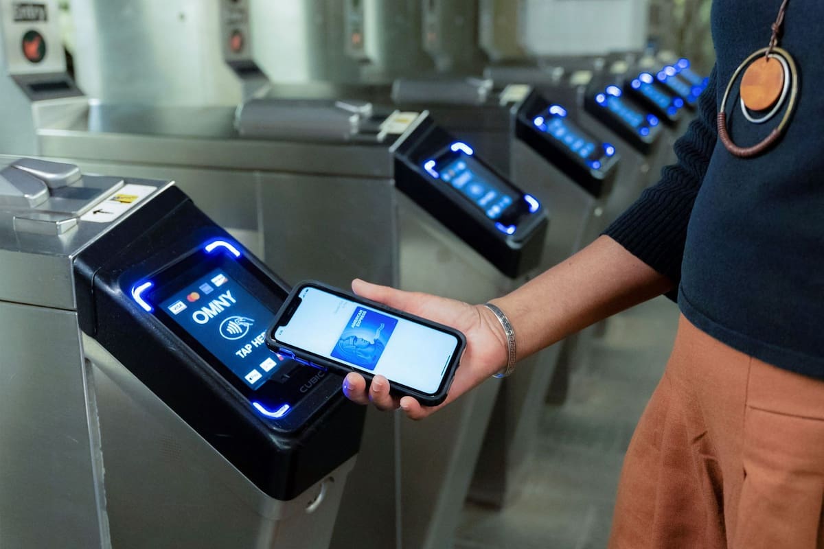 Los usuarios del transporte público en Nueva York pueden adquirir una tarjeta OMNY en casi cualquier estación del metro