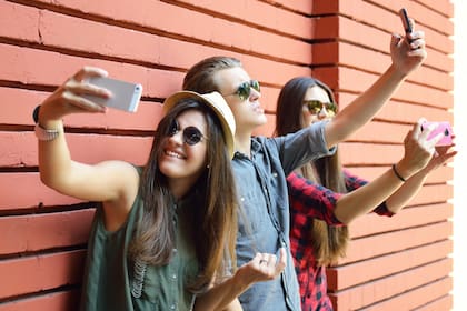 Los usuarios que se expresan de manera más auténtica en las redes sociales e Internet tienden a reportar niveles más altos de bienestar, según un estudio de las universidades de Columbia y la de Northwestern