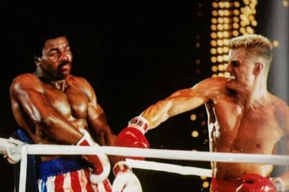Los usuarios se burlaron de Canelo Alvarez en Twitter por su entrada al estilo Apollo Creed en Rocky IV