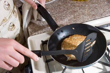 Los utensilios de cocina antiadherentes pueden liberar entre miles y millones de partículas de microplásticos por uso, incluso si son nuevos