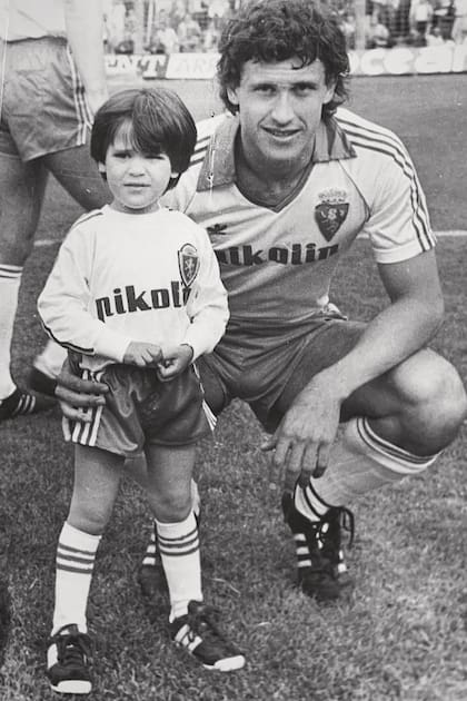 Los Valdano con la camiseta del Real Zaragoza, uno de los clubes en donde jugó el delantero argentino antes de ir al Real Madrid.