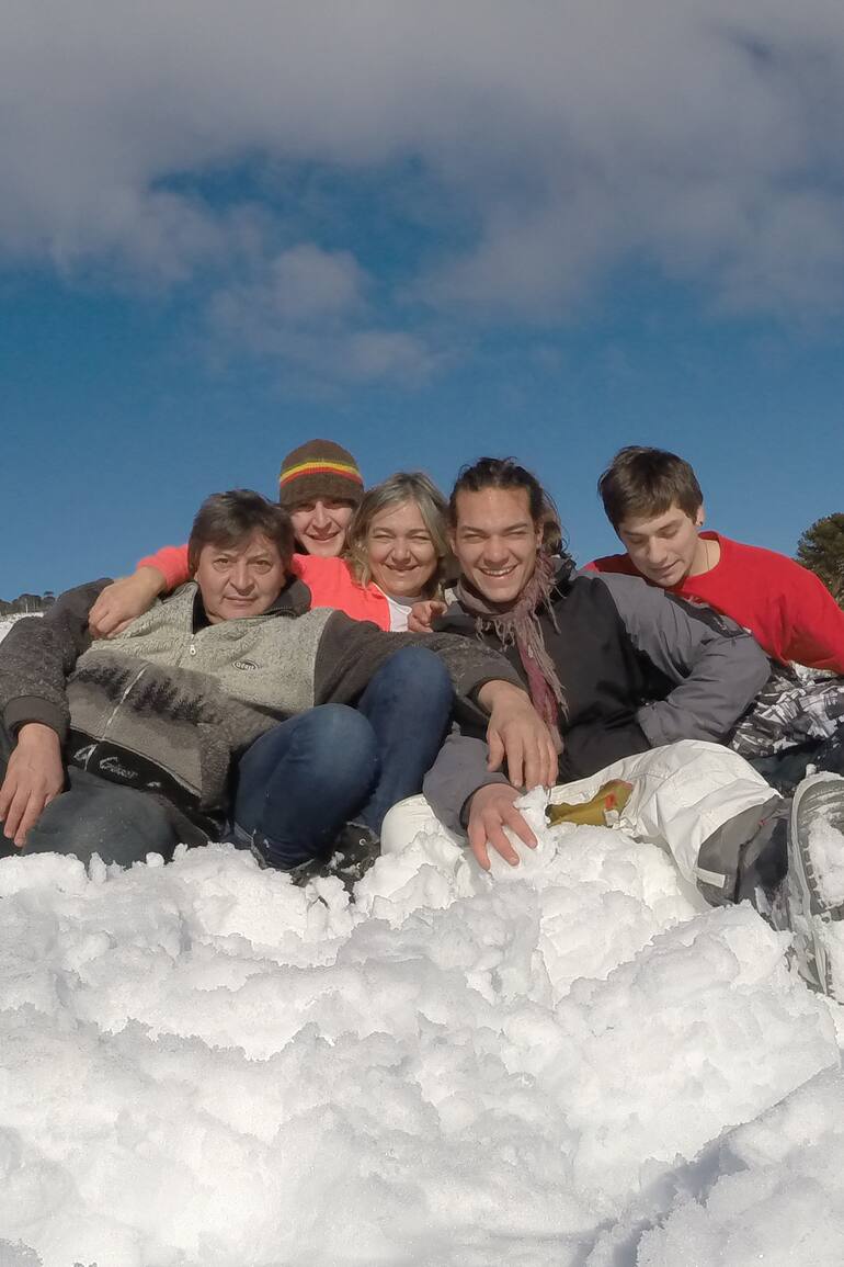 Los Valladares en el Batea Mahuida, el cerro de Villa Pehuenia, su hogar por elección.