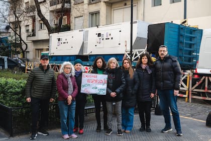 Los vecinos afectados por los cortes de energía se manifestaron delante de los generadores que funcionan sin parar