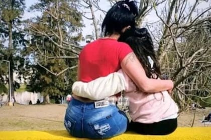 Los vecinos aseguran que ni el municipio de La Plata ni el de Berisso se hacen cargo de poner luminarias, seguridad y un semáforo en la zona donde murieron la mujer y su hija de 7 años