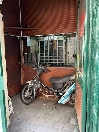 Los vecinos confesaron que desde la pandemia, la mayoría de comercios atiende detrás de rejas para prevenir cualquier intento de robo.