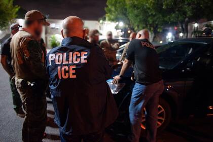 Los vecinos de Alamo Heights denunciaron que al menos seis vehículos rodearon a la familia en plena calle