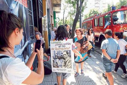 Los vecinos de La Boca se "toparon" con el pintor en las calles del barrio
