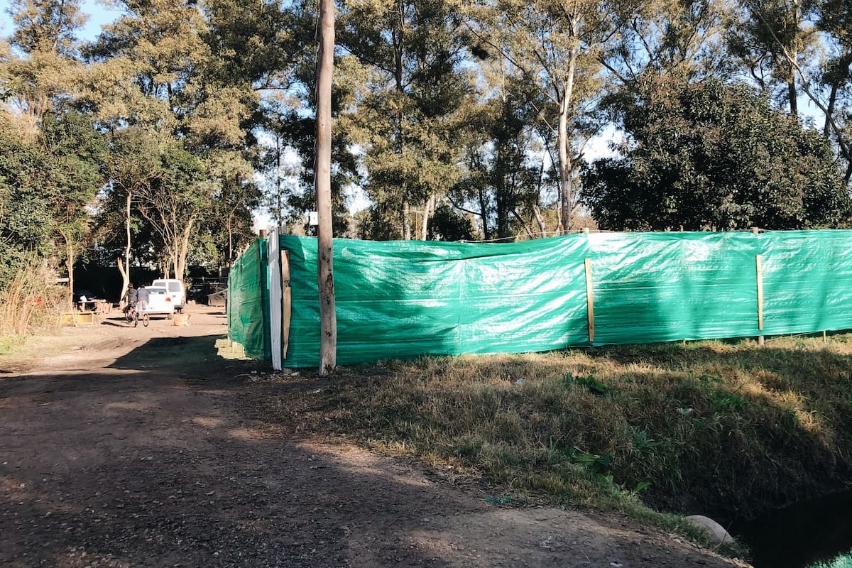 Los vecinos de la calle Thames tomaron terrenos hace seis años y ahora los subdividen y comercializan