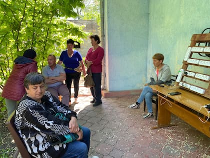 Los vecinos de la localidad de Arcyz en la estación de carga para los celulares