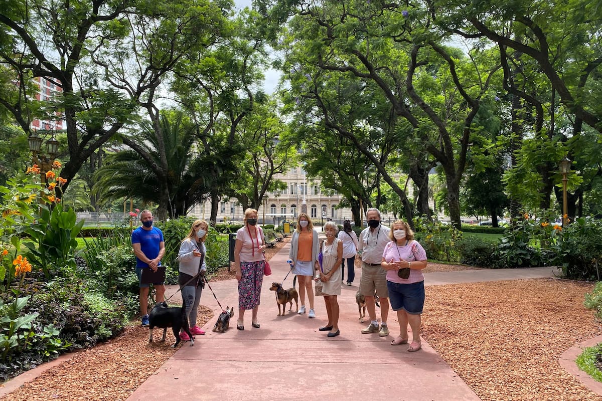 Los vecinos de la Plaza Rodríguez Peña se reunieron para apoyar la permanencia del guarda parques.