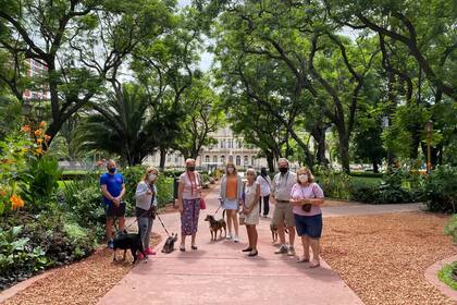 Los vecinos de la Plaza Rodríguez Peña se reunieron para apoyar la permanencia del guarda parques.
