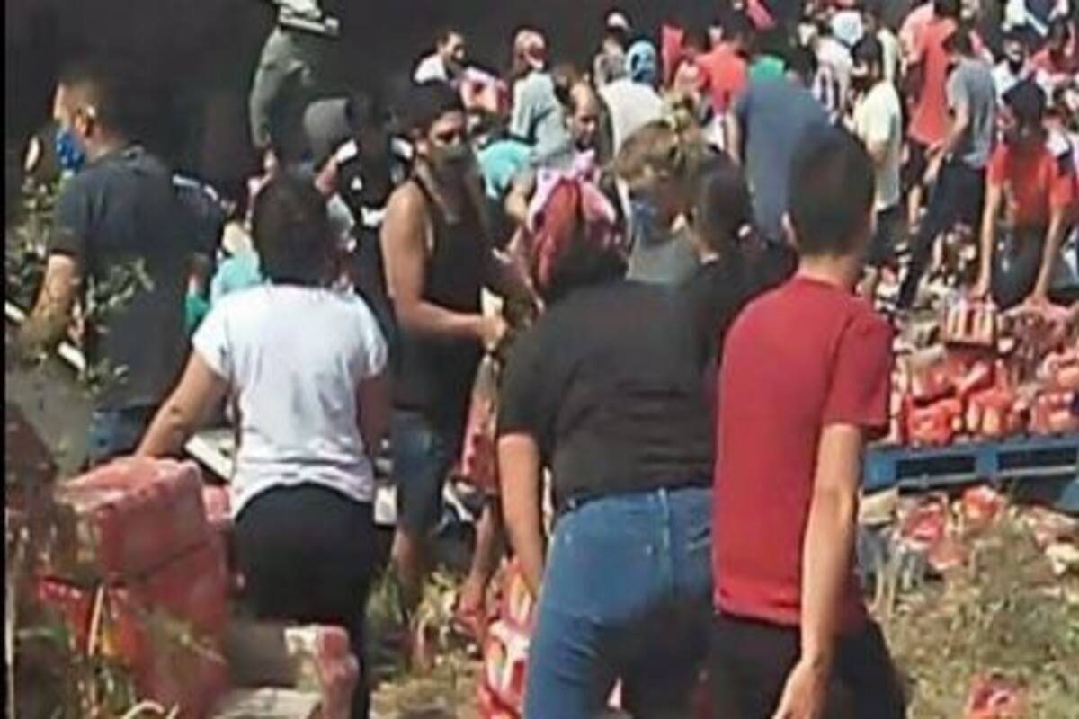 Los vecinos de la zona robaron el camión de cerveza en minutos.