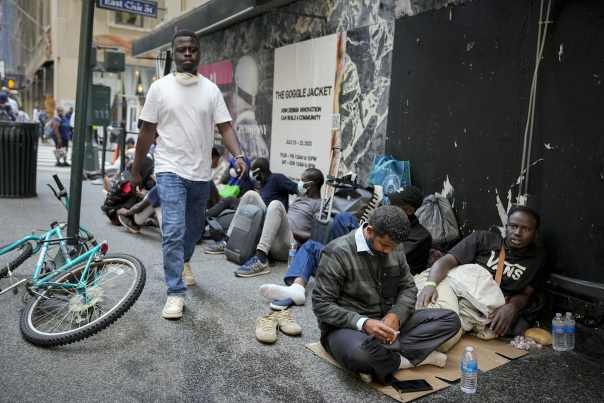 Los vecinos de las zonas en las que están los refugios de Nueva York se quejan por las personas que piden limosna y el aumento de eventos violentos