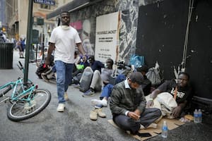 Los vecinos de las zonas en las que están los refugios de Nueva York se quejan por las personas que piden limosna y el aumento de eventos violentos