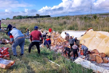 Los vecinos de localidades cercanas fueron a llevarse la mercadería para repartirla con familia y amigos. Foto: X