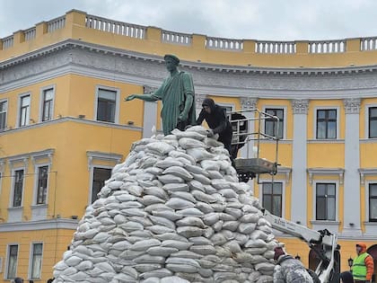 Los vecinos de Odessa pusieron bolsas de arena para proteger el monumento al Duque de Richelieu, en honor del exiliado dirigente francés