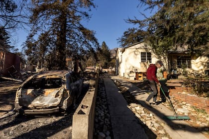 Los vecinos de Pasadena vuelven a sus hogares y empieza la tarea de reconstrucción
