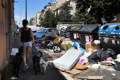 Los vecinos de Roma caminan entre las montañas de basura
