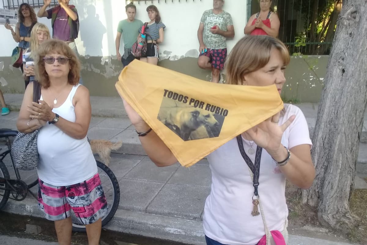 Los vecinos de Rubio protestaron con pañuelos amarillos con su imagen