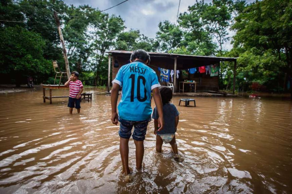 Los vecinos de Santa Victoria Este se vieron obligados a evacuar sus casas por las inundaciones