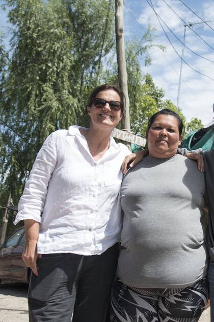 Soledad Inurrigarro, vecina de Pilará, y Josefina Seresi, de gorra, abrazan a Noelia Prieto, del barrio Los Grillos