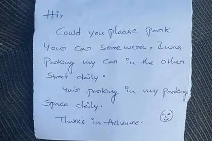 Los vecinos de una calle de Edimburgo, Escocia, pelean por los lugares para estacionar a través de notas en los parabrisas