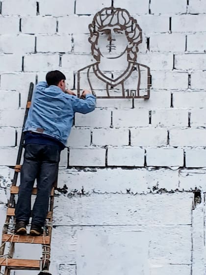 Los vecinos del Barrio Mugica colaboraron en la instalación de la obra que honra el ídolo deportivo