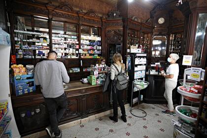 Los vecinos del barrio se acercan a diario a comprar sus medicamentos